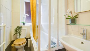 Apartment, Mehrere Betten | Badezimmer