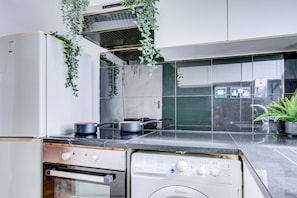 Apartamento, várias camas | Cozinha privada | Geladeira, micro-ondas, fogão, cooktop