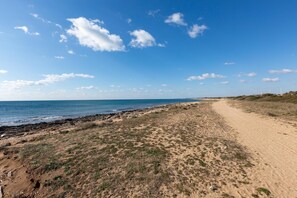 A sandy beach with a clear sky and a few clouds. - 2690 Villetta Lea by Barbarhouse (Manduria)
