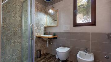 Comfort Villa | Bathroom | Shower, hair dryer, bidet