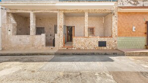 A building with a stone facade, a covered porch, and a tiled entrance. - 2669 Casa Ulbia by Barbarhouse (Manduria)