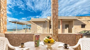A table with a fruit bowl, two cups, and a decorative mug. - 2669 Casa Ulbia by Barbarhouse (Manduria)
