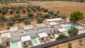 Une villa moderne dotée d’une piscine sur le toit, d’oliveraies et offrant une vue sur la mer.