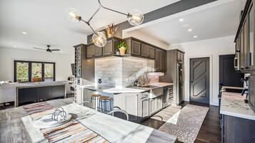 Refrigerador, horno, cafetera/tetera, tostadora