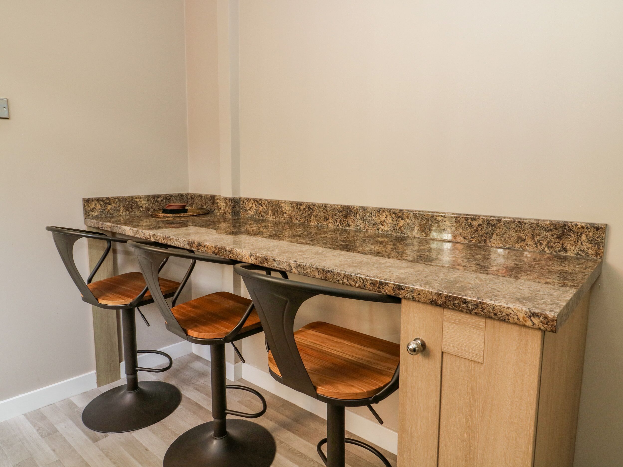 ตู้เย็น, กาต้มน้ำไฟฟ้า, เตาปิ้งขนมปัง, เครื่องครัว/จาน/ช้อนส้อม