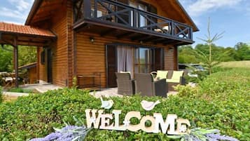 House (Three Bedroom Holiday Home with Hot T) | Exterior