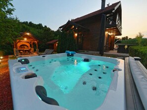 House (Three Bedroom Holiday Home with Hot T) | Private spa tub