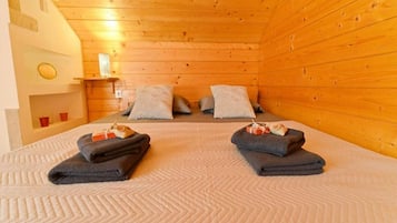 House (Three Bedroom Holiday Home with Hot T) | 3 bedrooms, cots/infant beds