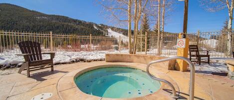 Premium appartement, 1 slaapkamer, balkon, uitzicht op resort (Red Hawk Lodge 2270) | Outdoor spabad