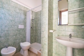 Basic-Apartment | Badezimmer | Dusche, Haartrockner, Bidet