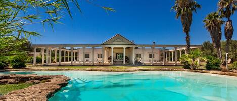 Una piscina al aire libre de temporada