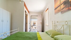 A bedroom with a bed, wardrobe, and a view of the outside. - 3047 Villetta Nicols by Barbarhouse (Torricella)