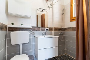 Shower, bidet - 3047 Villetta Nicols by Barbarhouse (Torricella)