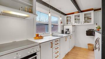 Réfrigérateur, plaque de cuisson, lave-vaisselle, cafetière/bouilloire