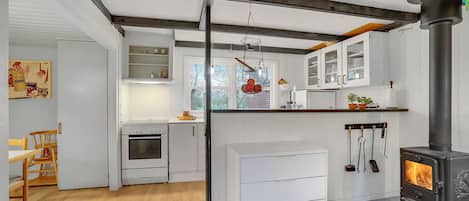 Refrigerador, parrilla de estufa, lavavajillas y cafetera y tetera