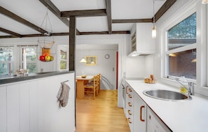 Fridge, microwave, stovetop, dishwasher - Cozy home in Vinderup with kitchen (Vinderup)
