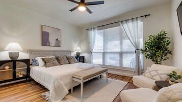 6 dormitorios, escritorio, tabla de planchar con plancha y cuna de viaje