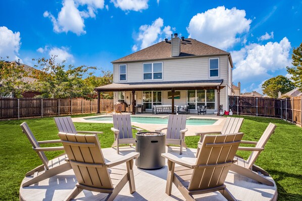 Terrace/patio - Relax Near Little Elm & Lake Lewisville – Pool, Spa, Game Room & 2 King Beds! (Lake Dallas)