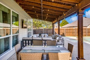 Outdoor dining - Relax Near Little Elm & Lake Lewisville – Pool, Spa, Game Room & 2 King Beds! (Lake Dallas)