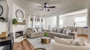 Una Smart TV, una chimenea, un futbolín, una mesa de tenis de mesa