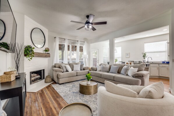 Smart TV, fireplace, foosball, table tennis - Relax Near Little Elm & Lake Lewisville – Pool, Spa, Game Room & 2 King Beds! (Lake Dallas)