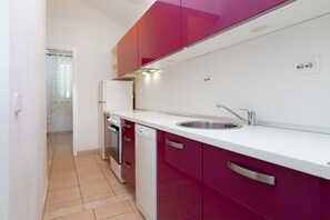 Kylskåp, mikrovågsugn, ugn och spishäll