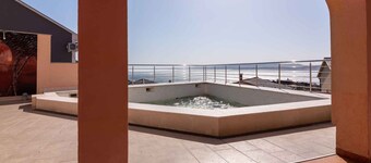 Holiday apartment with sea views, air conditioning and pool