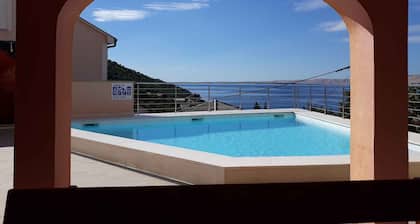 Ferienwohnung mit Meerblick, Klimaanlage und Pool