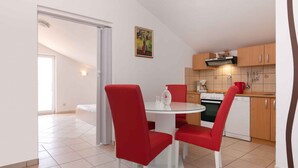 Una cocina moderna con zona de comedor.