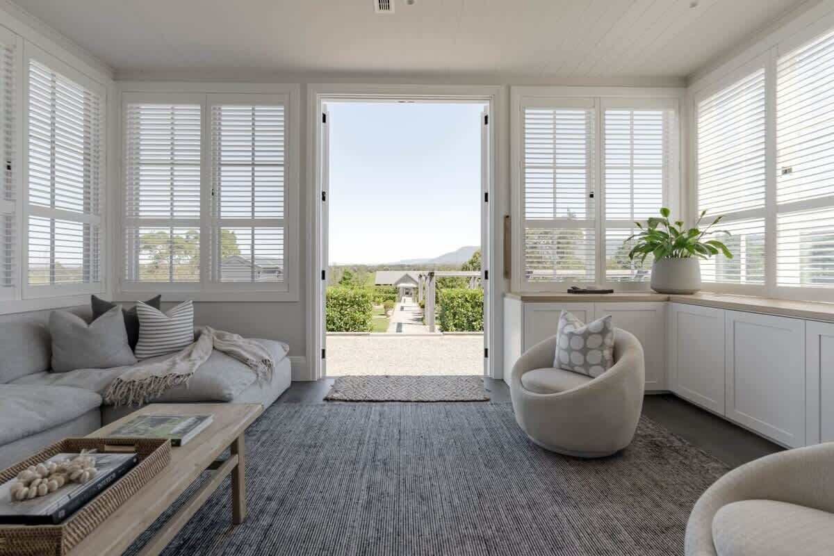 Televisio, stereot, työhuone