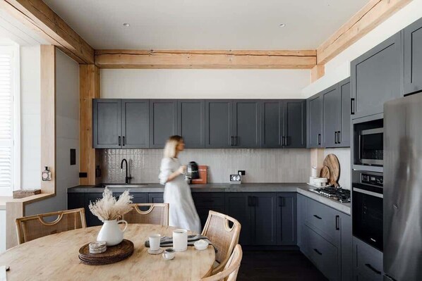 Jääkaappi, mikroaaltouuni, uuni, liesi