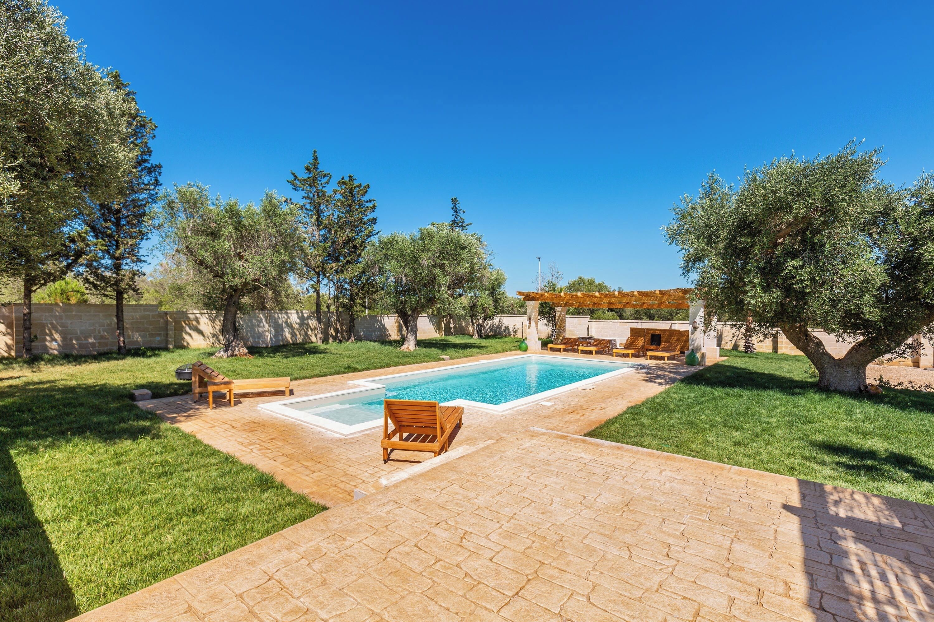 시즌별로 운영되는 야외 수영장