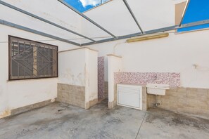 A room with a window, a sink, and a tiled wall. - 2679 Villetta Filomena - Appartamento Leo by Barbarhouse (Manduria)