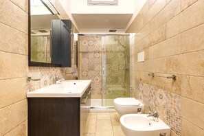 Vila Basic | Kamar mandi | Shower, pengering rambut,  dan kloset