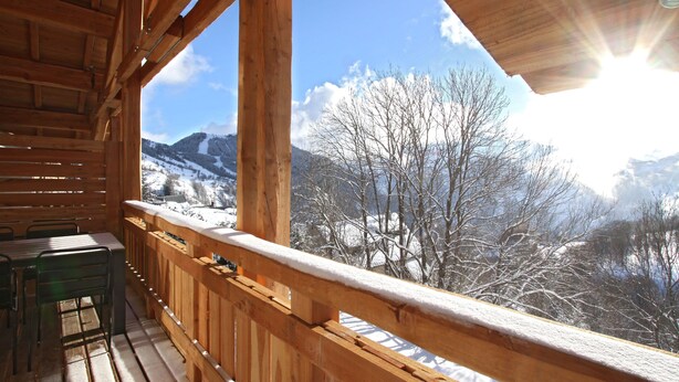 A wooden balcony with a view of snow-covered mountains and trees. - Bain À Remous Privé! Chalet au coeur du Village (L'Alpe d'Huez)