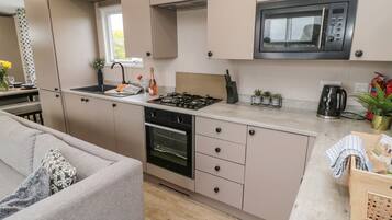 雪櫃、電熱水壺、多士爐、廚房用具/餐具/器皿