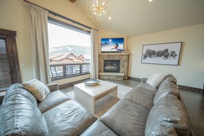 Premium Townhome, 3 Bedrooms, Hot Tub, Mountain View (Alders 42 Outpost Dr) | Living area | Smart TV, fireplace