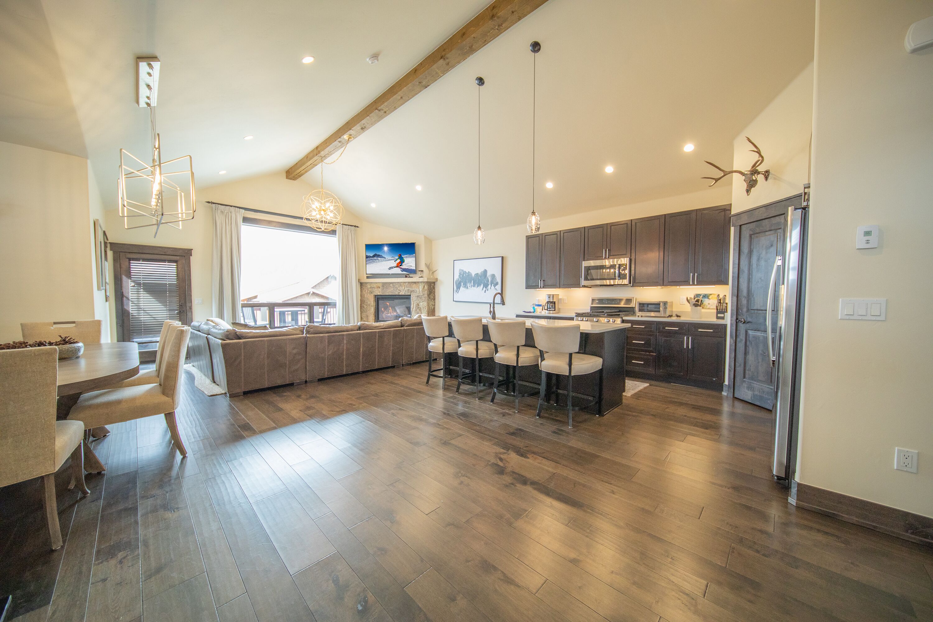 Premium Townhome, 3 Bedrooms, Hot Tub, Mountain View (Alders 42 Outpost Dr) | Living area | Smart TV, fireplace