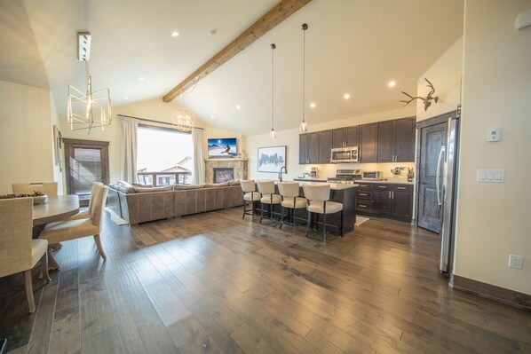 Premium Townhome, 3 Bedrooms, Hot Tub, Mountain View (Alders 42 Outpost Dr) | Living area | Smart TV, fireplace