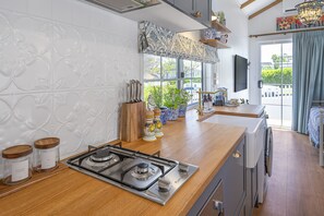 Een koelkast, een microgolfoven, een oven, een vaatwasser