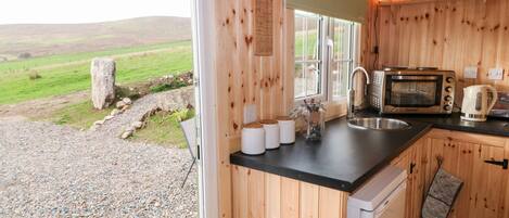 冷蔵庫、電気ポット、トースター、調理器具と食器