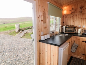 Fridge, electric kettle, toaster, cookware/dishes/utensils - Shepherds Retreat Glenlark (Omagh)