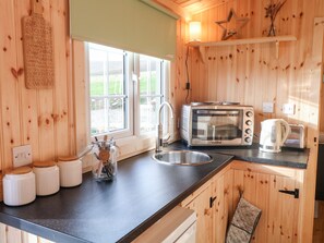 Fridge, electric kettle, toaster, cookware/dishes/utensils - Shepherds Retreat Glenlark (Omagh)