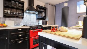 Frigorífico, lavavajillas, hervidor eléctrico y tostadora