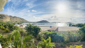A coastal view with a beach, boats, and a mountainous backdrop. - Small sugar bowl duplex with sea view (Cul de Sac)