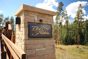 Premium Townhome, 4 Bedrooms, Hot Tub, Mountain View (Alders 58 Outpost) | Exterior