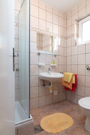Bathroom - Holiday apartment with garden and pool (Karlobag)