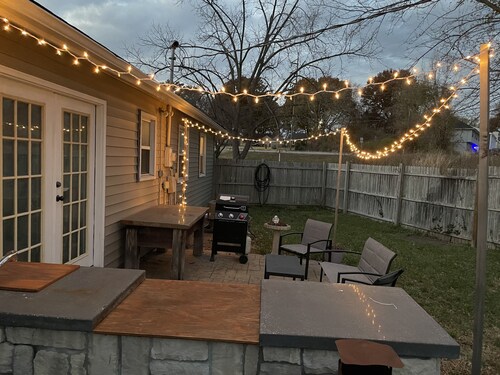 Cozy cottage with fire pit in safe area with easy access to Kansas City!