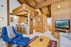 Televisión, chimenea y reproductor de DVD 