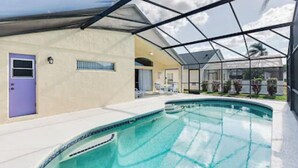 Ein Schwimmbad mit Glasdach, einer Tür und einem Fenster.